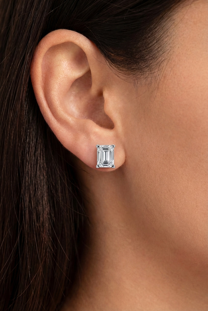 Emerald-cut diamond earrings, 1.03 ct, E/VS2, in 585 white gold — the strict geometry of brilliance.