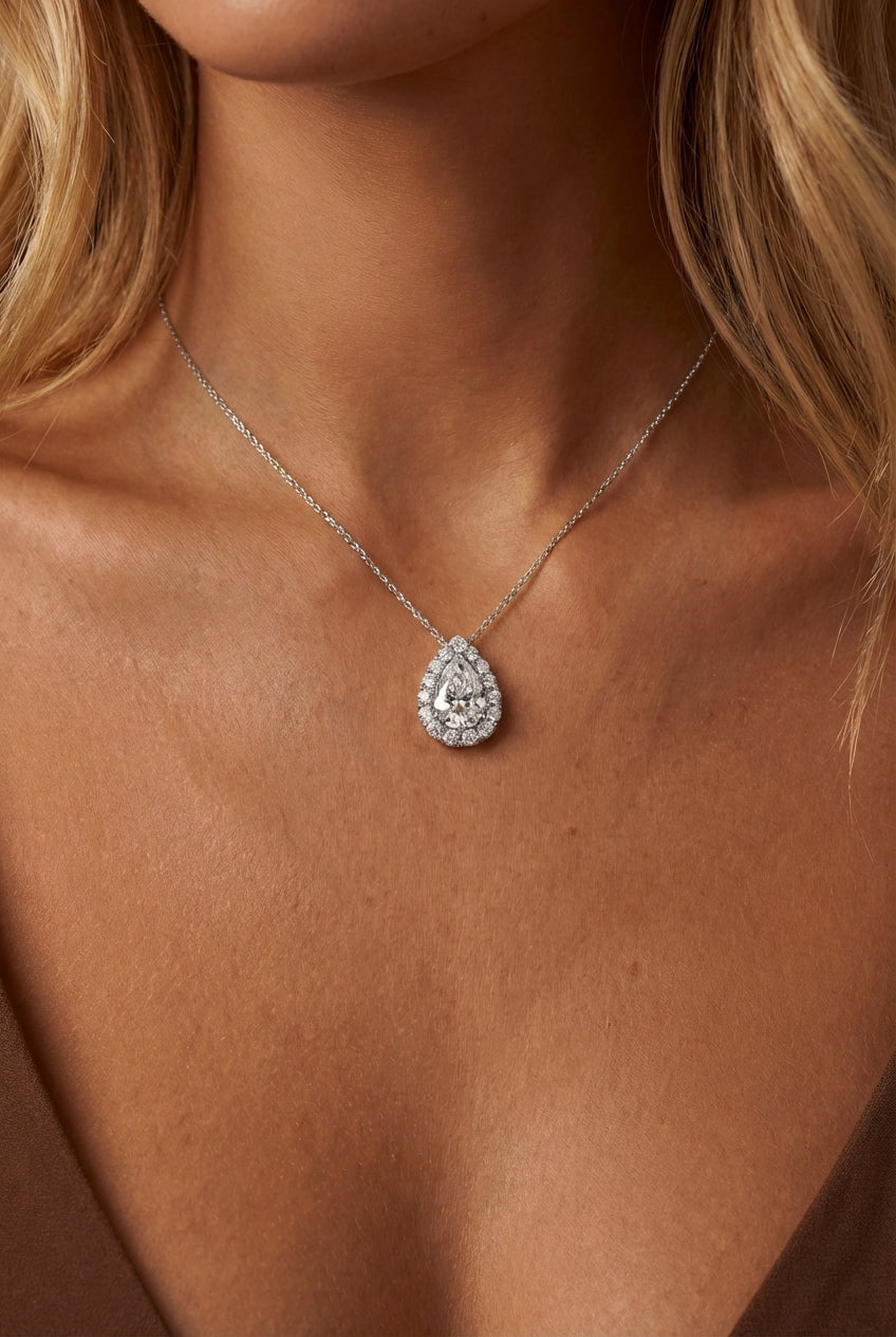 Pear-shaped diamond pendant, 1.07 ct, E/VS2, with a 0.30 ct halo in 585 white gold — a striking accent
