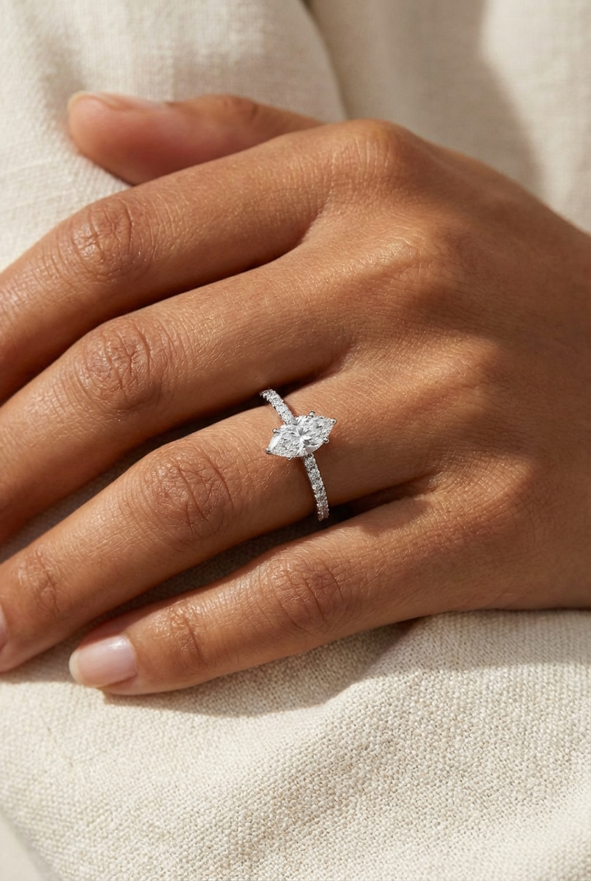 Marquise-cut diamond ring, 1 carat.