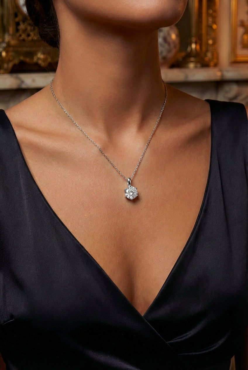 Pure classic: Round 0.50 ct diamond pendant in 585 white gold.