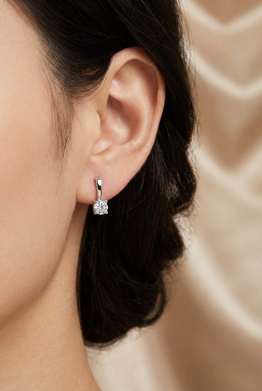 Round diamond pendant, 0.10 ct.