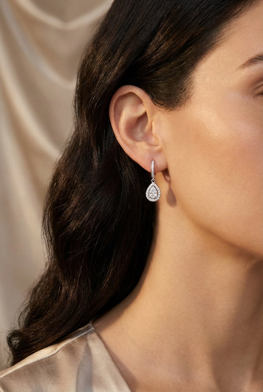 Pear-shaped diamond earrings, 0.50 ct, with a 0.72 ct halo in 585 white gold — graceful movement of light.