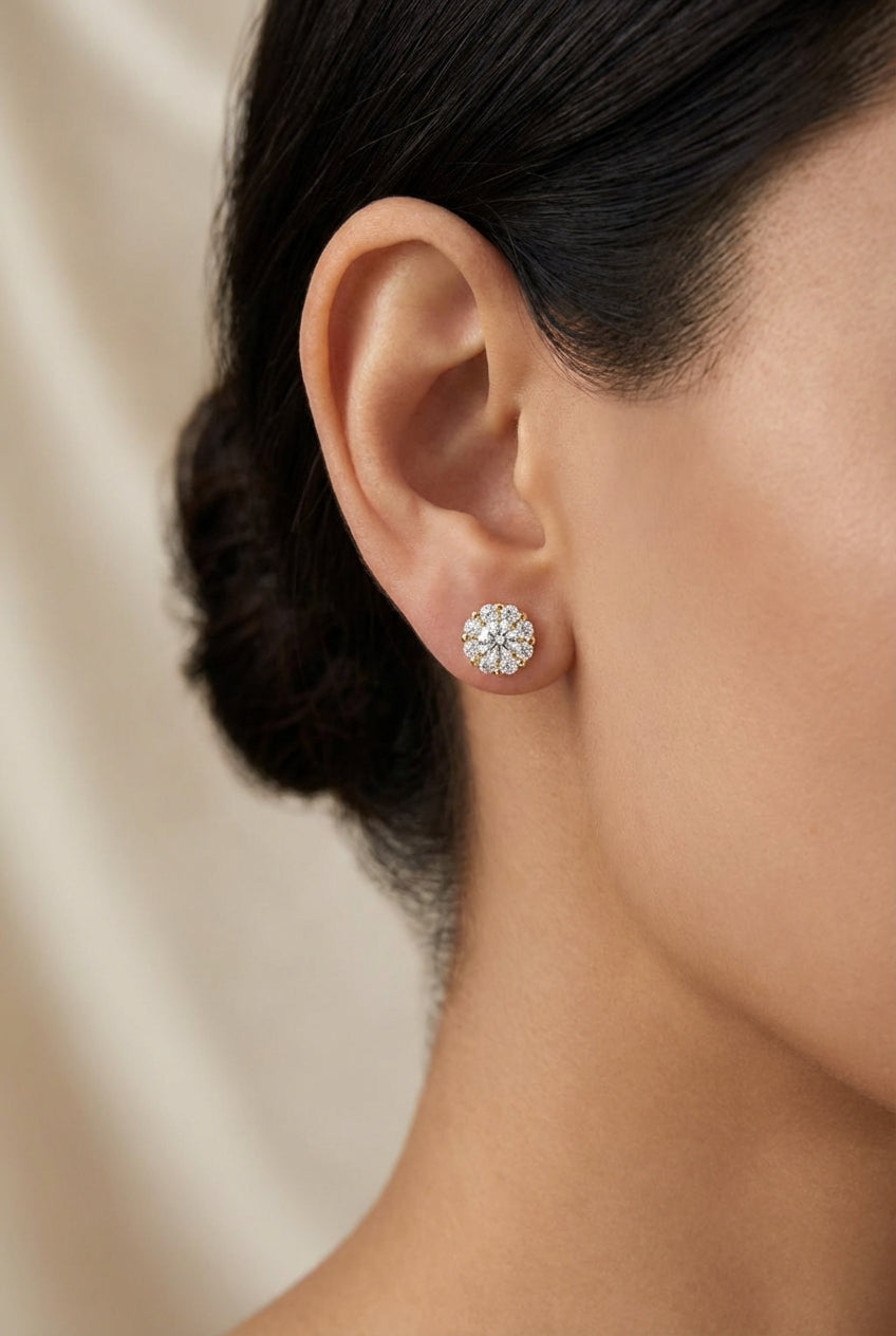Cluster earrings with a 0.50 ct diamond, DE/VS–VVS, with a 0.32 ct accent row in 585 yellow gold.