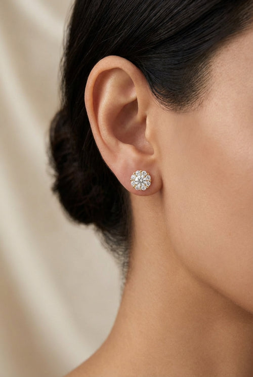 Cluster earrings with a 0.50 ct diamond, DE/VS–VVS, with a 0.32 ct accent row in 585 yellow gold.