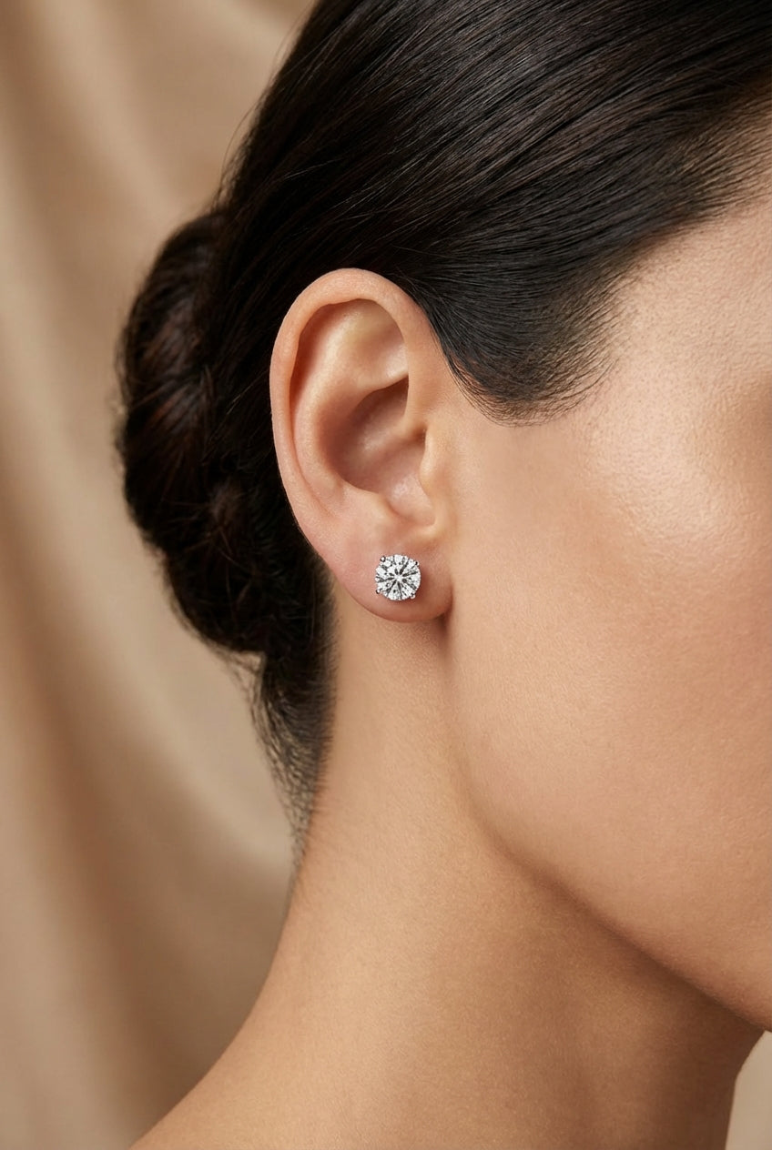 Round-cut diamond stud earrings, 0.50 ct, in 585 white gold.