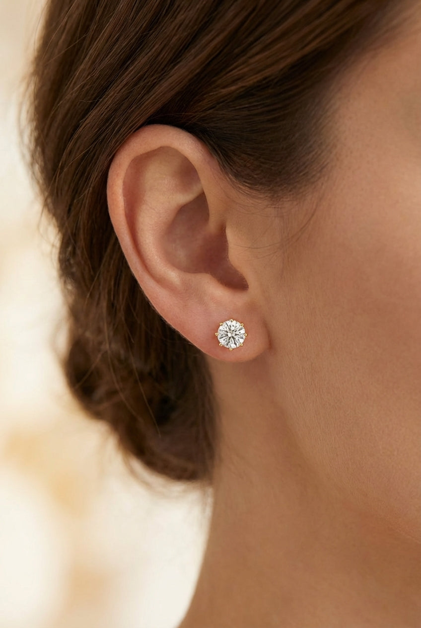 Round-cut diamond stud earrings, 0.20 ct, in 585 rose gold.