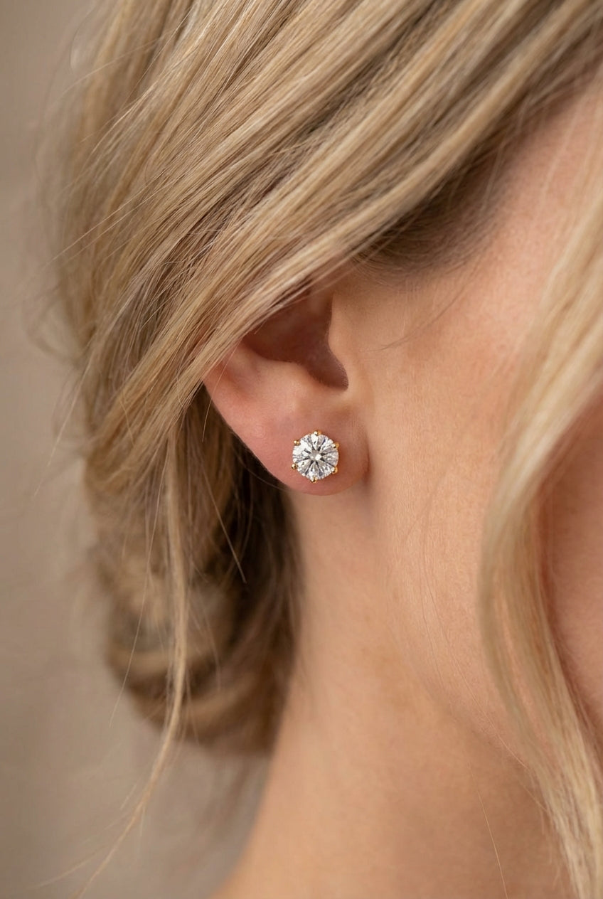 Round-cut diamond stud earrings, 1.07 ct, in 585 yellow gold.