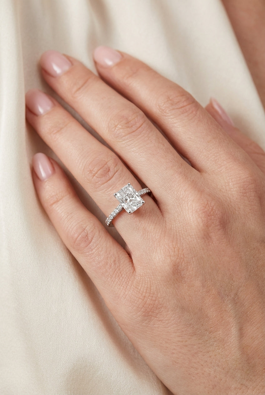 Radiant-cut diamond ring, 1 carat.