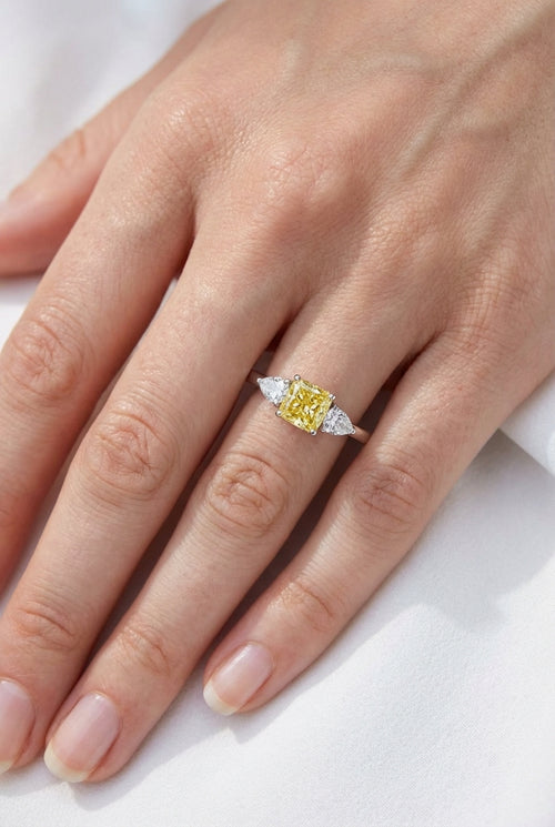 Cushion-cut yellow diamond ring, 1 carat.