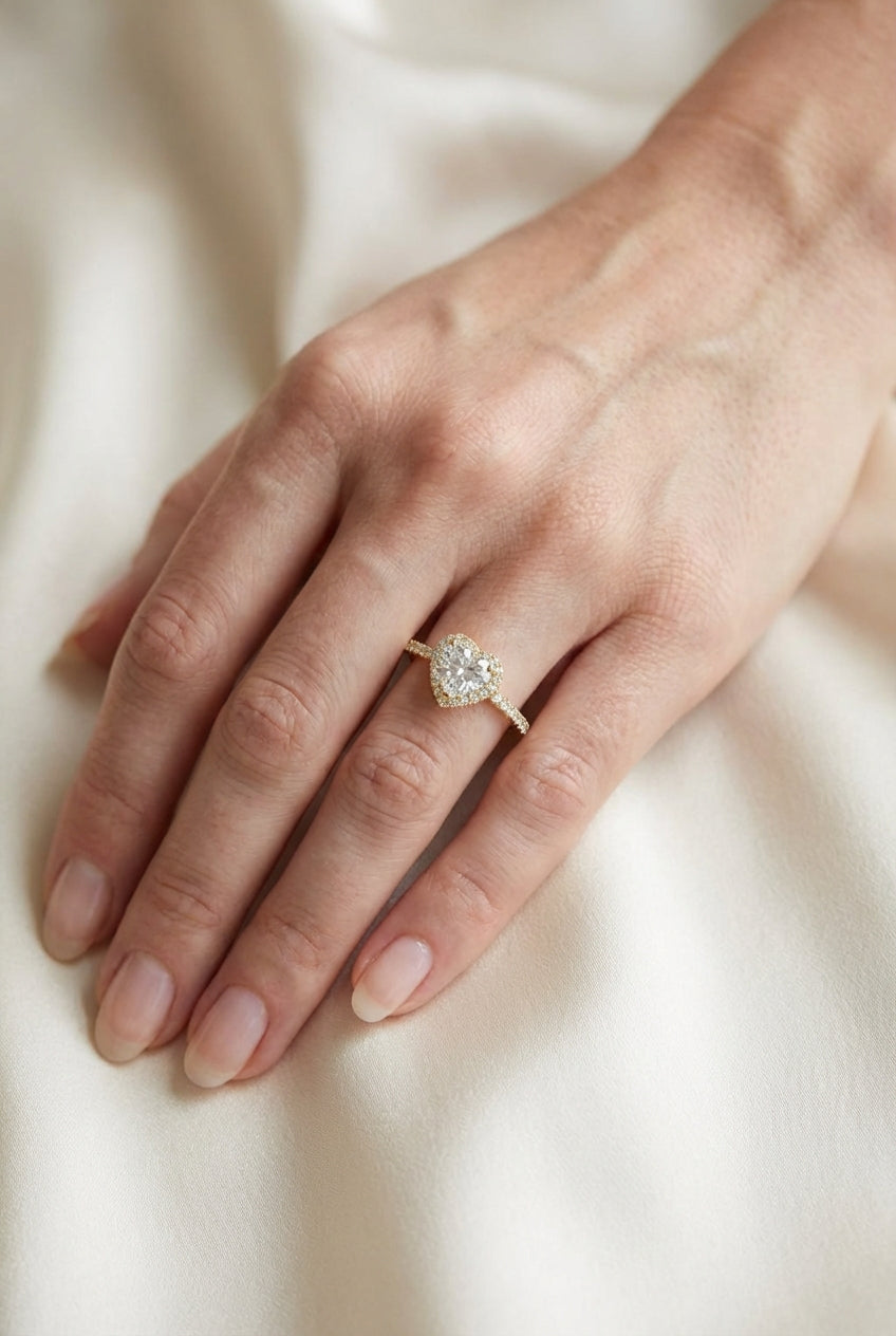 Heart-shaped diamond ring, 1 carat.