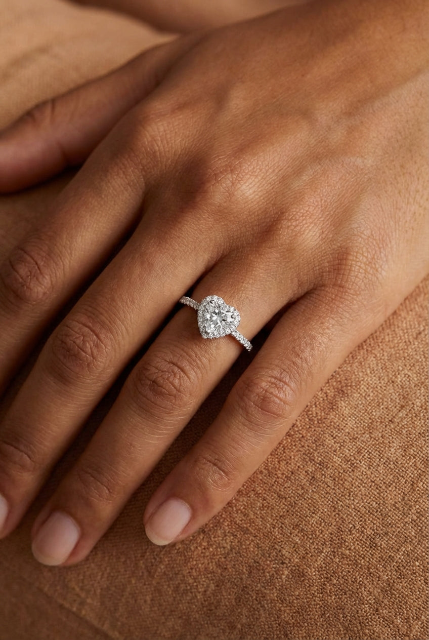 Heart-shaped diamond ring, 1 carat.