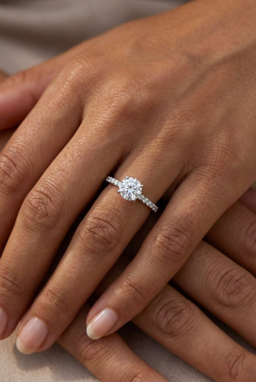 Round diamond ring, 1 carat.