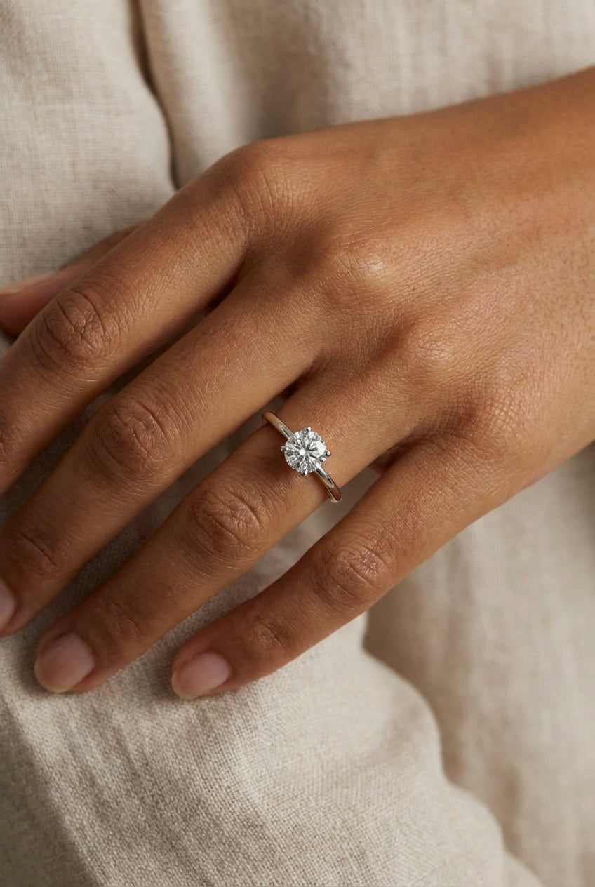 Round diamond ring, 1 carat.